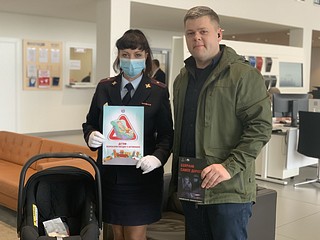 Инспектор БДД и посетитель автосалона