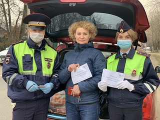 Автоинспекторы и владелица авто