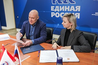 Российский певец, автор патриотических песен, общественный деятель Денис Майданов отдает пакет документов в региональный организационный комитет, расположенный на базе подмосковного отделения «Единой России»