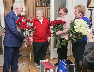 Первый заместитель председателя Мособлдумы Лариса Лазутина и председатель окружного Совета депутатов Татьяна Одинцова поздравили легендарного тяжелоатлета Виктора Куренцова с 80-летием