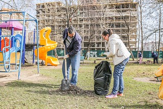 Местные жители приводят в порядок территорию муниципалитета в рамках месячника благоустройства