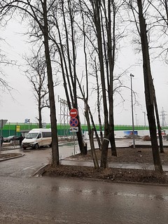 Припаркованный на площадке личный автомобиль