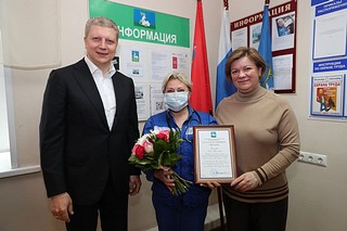 Глава Одинцовского округа и Первый заместитель Председателя Московской областной поздравляют врача Скорой медицинской помощи с профессиональным праздником