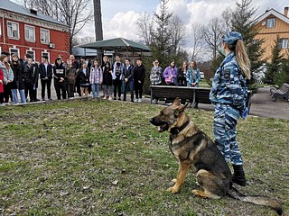 Кинолог с собакой