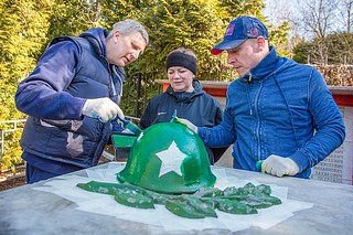 Глава муниципалитета, секретарь местного отделения «Единой России» Андрей Иванов вместе с первым заместителем председателя Московской областной Думы, депутатом от «Единой России» Ларисой Лазутиной и Заслуженным артистом Российской Федерации, певцом и композитором Денисом Майдановым привели в порядок после зимы мемориальный обелиск в деревне Лайково