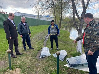 Одинцовские партийцы продолжают благоустройство пруда в деревне Солманово