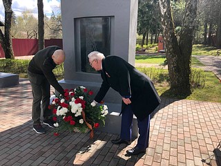 Дмитрий Голубков у мемориала в Лесном городке