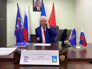 «Обязательный пункт программы, которую готовит Одинцовский округ к 9 мая — это поздравления наших уважаемых ветеранов по телефону в день праздника. Кроме того, в преддверии Дня Победы мы стараемся навестить их лично, чтобы пообщаться и вручить подарки. Мы всегда на связи с нашими Героями, поколением победителей», — рассказал председатель фракции «Единая Россия» в Совете депутатов Одинцовского округа Вячеслав Киреев
