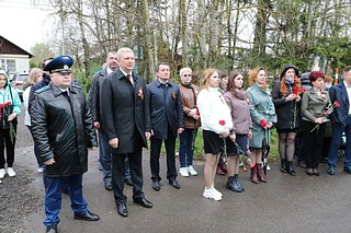 9 мая, глава Одинцовского городского округа Андрей Иванов, Одинцовский городской прокурор Александр Благородов и член правления Торгово-промышленной палаты Московской области Игорь Шаповалов приняли участие в торжественной церемонии, посвященной 76-й годовщине Победы в Великой Отечественной войне. Вместе с жителями деревни Солманово они возложили цветы к мемориалу «Живые камни Памяти и Славы» и почтили минутой молчания память всех погибших воинов