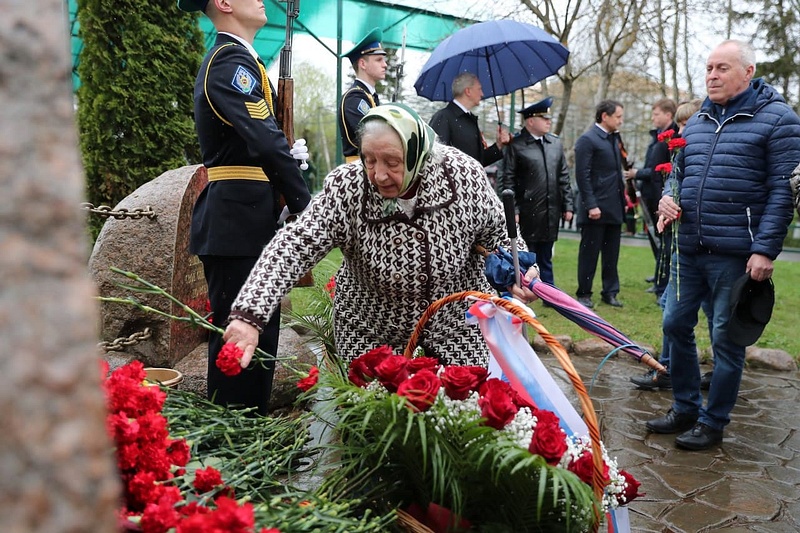 05 09 11 54 23, Андрей Иванов возложил цветы к мемориальному комплексу в Солманово