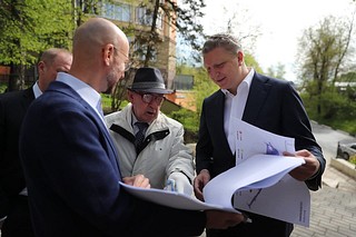 Андрей Иванов обсуждает с активным жителем Звенигорода Александром Новаком благоустройство городского парка