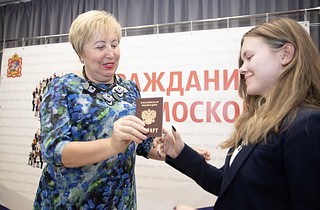 Председатель Совета депутатов Одинцовского городского округа Татьяна Одинцова вручает паспорт