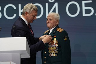 Андрей Иванов вручил знак Почетного гражданина Одинцовского округа Константину Федотову