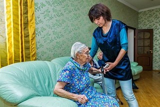 Соцработники при госпитализации будут сопровождать проживающих в домах-интернатах
