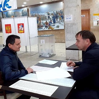 Игорь Шаповалов проверяет работу участка предварительного голосования в Одинцово