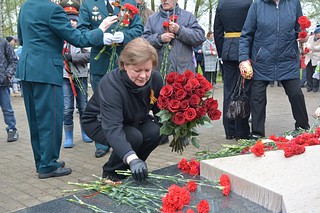 Лариса Лазутина возложила цветы возле памятника маршалу Жукову и Мемориала Славы с Вечным огнем в Одинцово