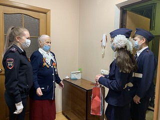 Сотрудники Одинцовского отдела ГИБДД поздравили ветерана с наступающим Днём Победы