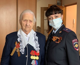 Сотрудники Одинцовского отдела ГИБДД поздравили ветерана с наступающим Днём Победы