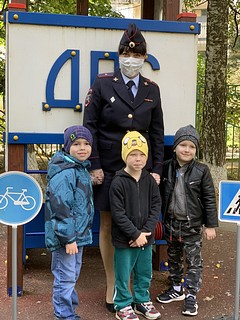 Сотрудница ДПС с детьми