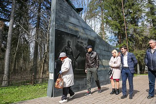 Дмитрий Голубков в ходе проверки состояния воинского мемориала в Новом городке