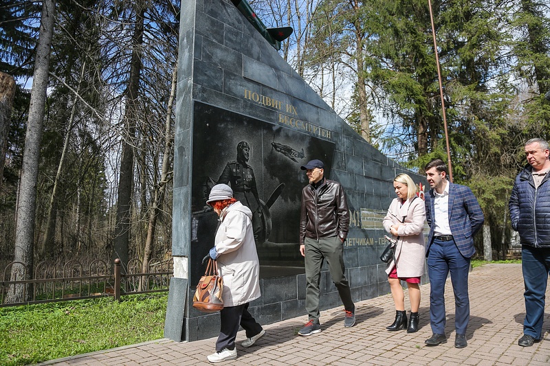 Дмитрий Голубков в ходе проверки состояния воинского мемориала в Новом городке, Май