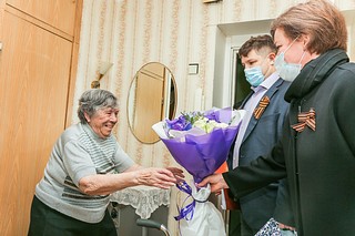 Лариса Лазутина поздравляет ветерана войны Зою Груздевич с Днем Победы