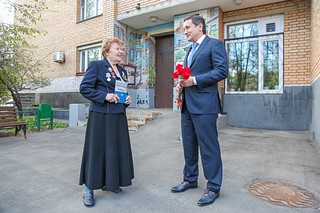 Игорь Шаповалов поздравляет ветерана