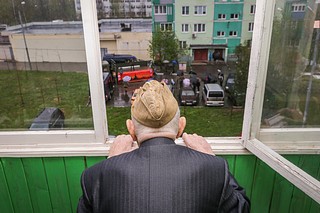 Уличный концерт во дворе жилого дома