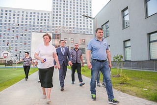 Лариса Лазутина проверяет ход строительства детского сада и школы в микрорайоне Одинцово — 1