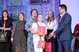 Депутат от «Единой России» Лариса Лазутина и член Правления Торгово-промышленной палаты Подмосковья Игорь Шаповалов с победителями конкурса «Пасхальный свет и радость»