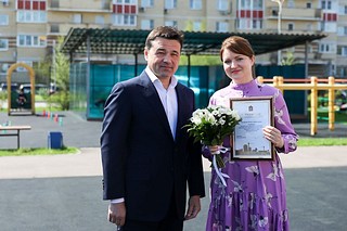 Андрей Воробьёв и воспитательница детского сада из Одинцовского округа