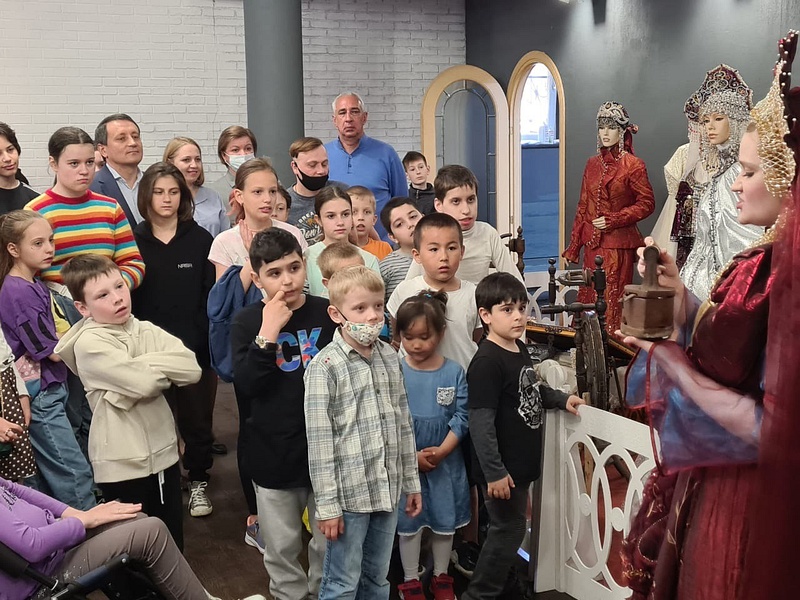 Партийцы поздравили с Днем защиты детей юных зрителей Театра Натальи Бондаревой в Одинцово, Июнь