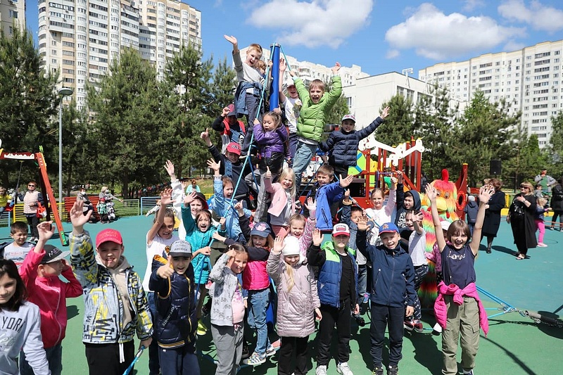 Дети на игровой площадке, Новую площадку по губернаторской программе открыли в День Защиты детей в Трехгорке