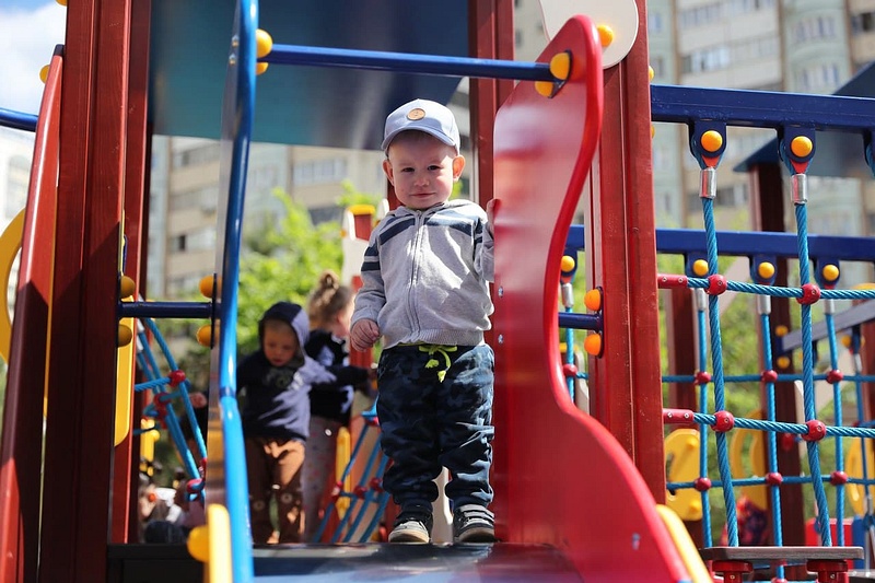 Ребенок на игровой площадке, Новую площадку по губернаторской программе открыли в День Защиты детей в Трехгорке