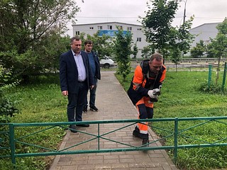 Прибывшая бригада срезает часть металлической конструкции