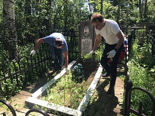 Единороссы привели в порядок могилы советских солдат