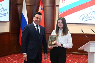 Вручение первого паспорта 14-летней Виктории Барановой