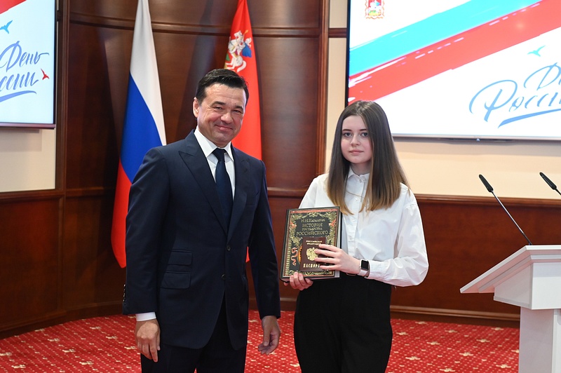 Вручение первого паспорта 14-летней Виктории Барановой, Июнь