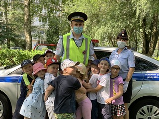 Воспитанники детского сада и сотрудник Одинцовской Госавтоинспекции