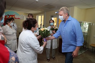 Глава округа поздравляет педиатра с праздником