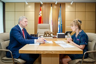 Глава Одинцовского округа Андрей Иванов с исполняющей обязанности начальника Управления образования муниципалитета Ольгой Ткачевой