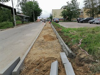 Ход ремонта внутриквартальных дорог в поселке Городок-17 проверили одинцовские партийцы