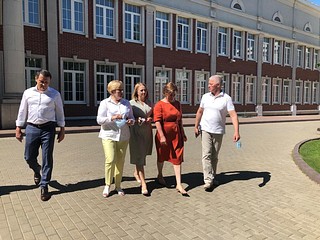 Дмитрий Голубков и Лариса Лазутина проверили ход ремонта в Зареченской школе