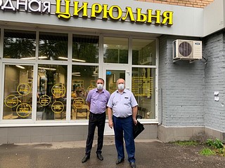 Единороссы проверили соблюдение мер санитарной защиты в парикмахерской на бульваре Любы Новоселовой в Одинцово