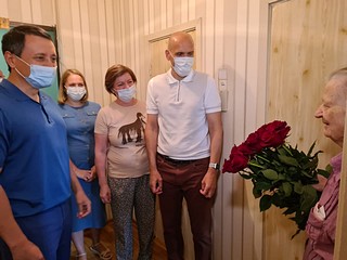 Лидию Шишкову также поздравил вице-президент торгово-промышленной палаты Московской области Игорь Шаповалов