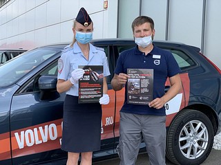 Всем посетителям автосалона автоинспекторы вручили тематические листовки
