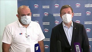 Секретарь Генсовета партии Андрей Турчак с главврачом Коммунарки Денисом Проценко в московской больнице № 40