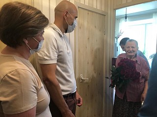 Депутаты вручили женщине цветы и подарки
