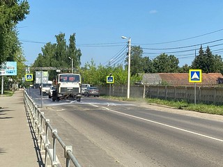 В 8 населённых пунктах Одинцовского округа проливают асфальт во время жары