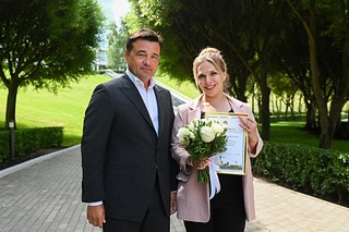 Сертификаты из рук губернатора получили врач-анестезиолог-реаниматолог Екатерина Нидзельская и участковый врач-терапевт Ирина Яшина